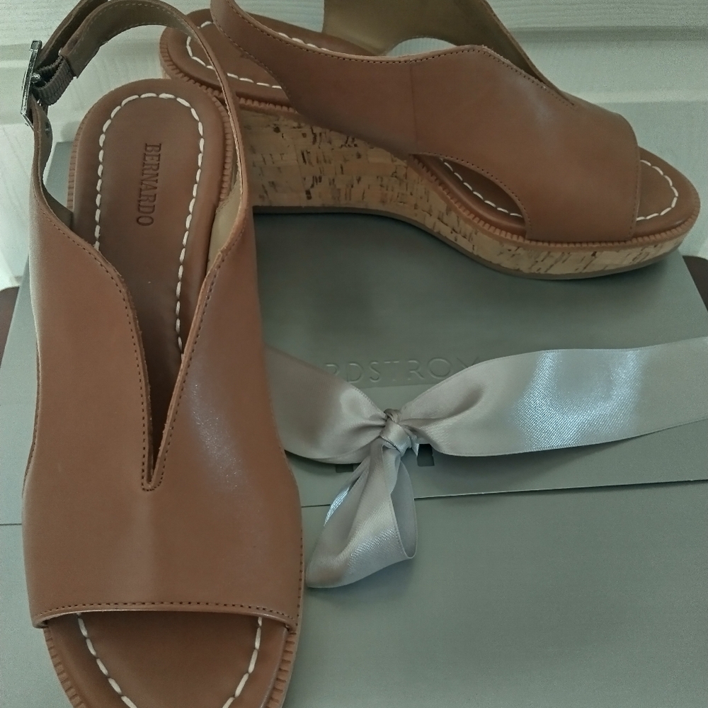 Bernardo kuarta Wedge Sandals